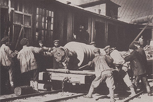 Разгрузка на железнодорожной станции, 1910